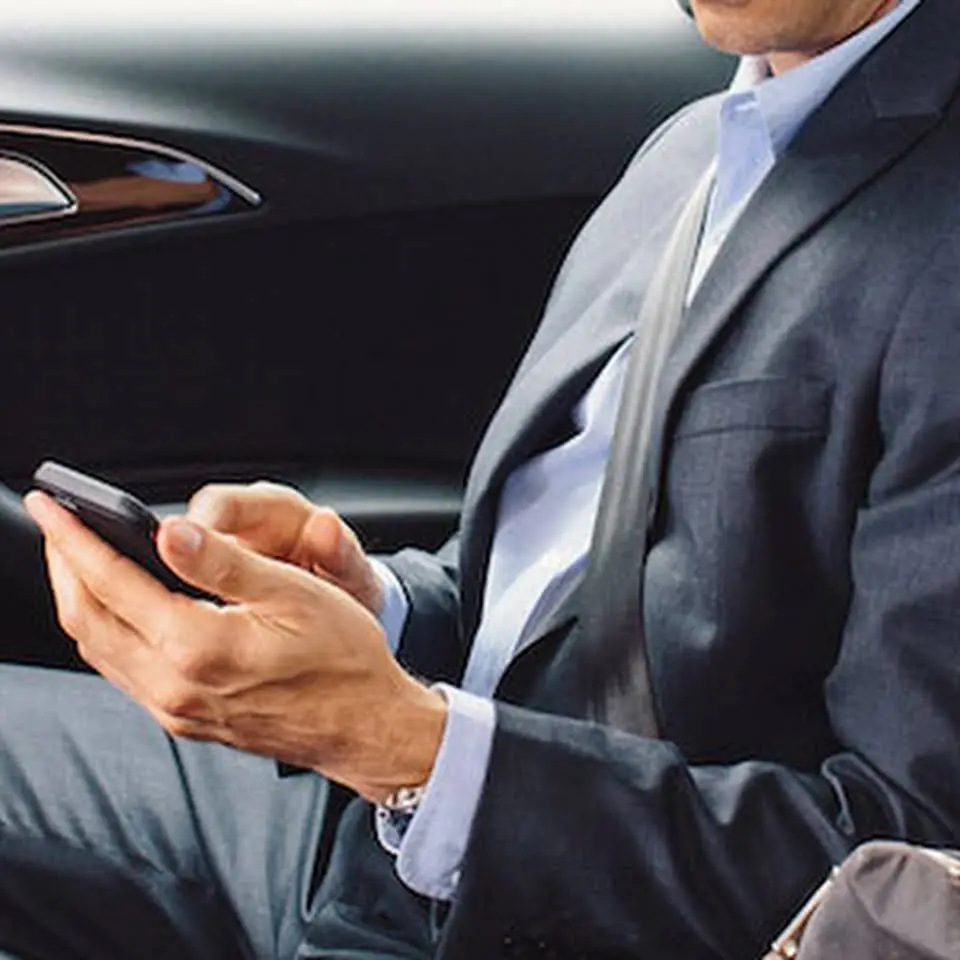 Client réservant un taxi VTC à Paris avec son smartphone