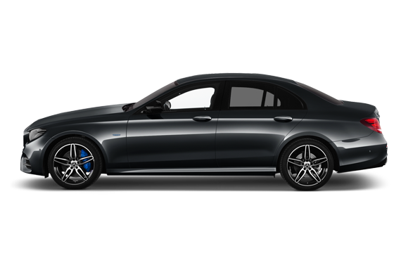 Client réservant un taxi VTC à Paris avec son smartphone