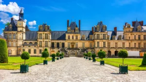 Château de Fontainebleau, illustration de son architecture majestueuse et de ses jardins enchanteurs.