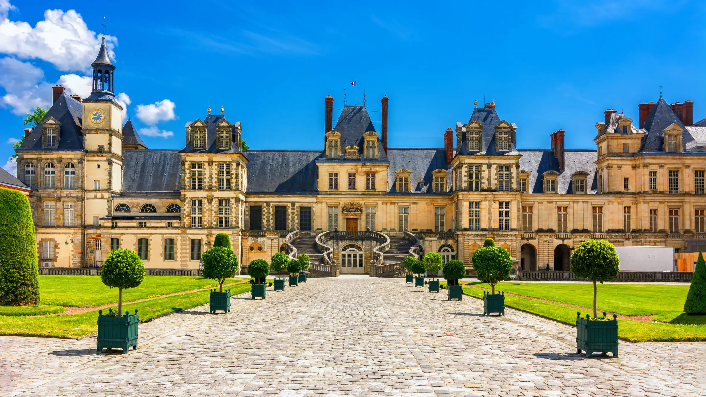 Réserver Taxi pour le Château de Fontainebleau : Plongez dans l’Histoire Royale