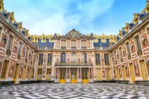 Château de Versailles, vue majestueuse du palais et de ses jardins à la française.