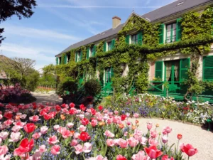 Maison de Claude Monet à Giverny, illustration des jardins pittoresques qui ont inspiré le célèbre peintre.