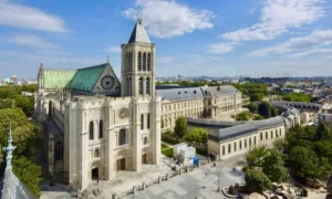 Basilique de Saint-Denis, vue majestueuse de l'église gothique et de ses tombeaux royaux.