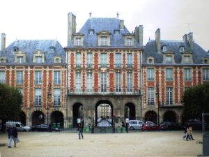 Image représentant la Maison de Victor Hugo, avec son architecture typique et son charme intemporel.