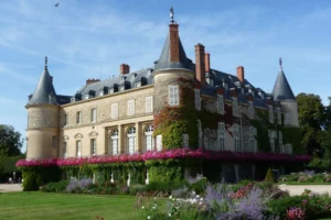 Image représentant le Château de Rambouillet, un magnifique château entouré d'un parc verdoyant.